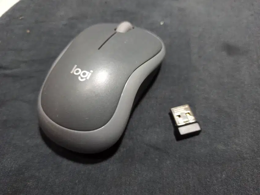 Mouse Logitech M185 Wireless dengan USB Receiver nya