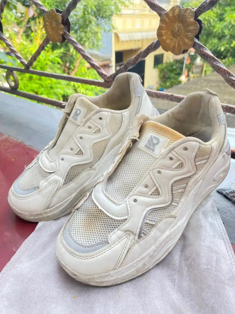 Preloved Sepatu Putih