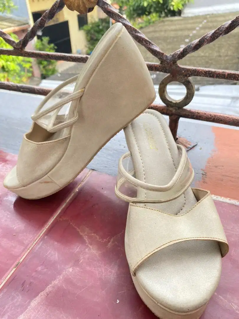 Preloved Wedges Abu