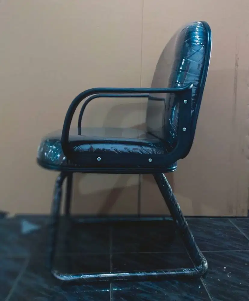 Kursi hadap kaki pipa