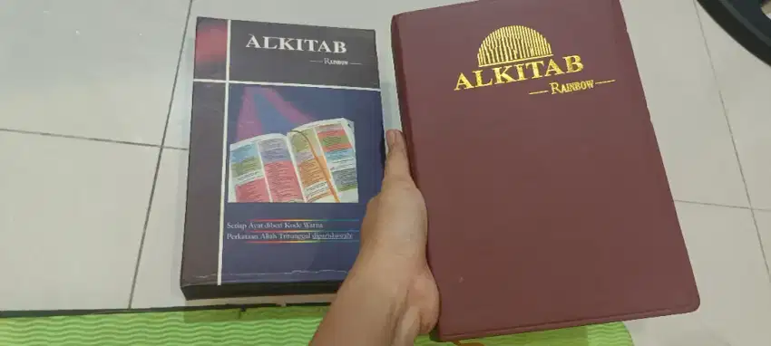 Alkitab rainbow baru tapi lama disimpan