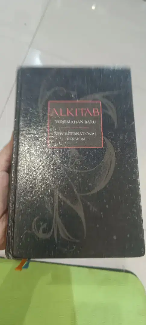 Alkitab besar hard cover bahasa Inggris Indonesia