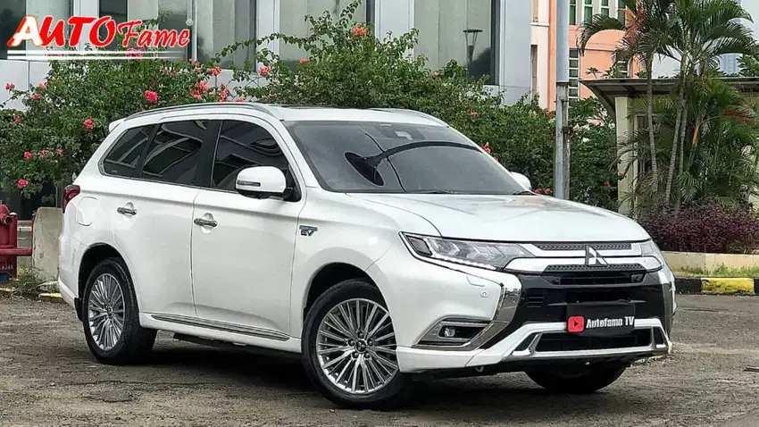 Mitsubishi Outlander PHEV 2.4L NIK 2019 White On Black Full Original L