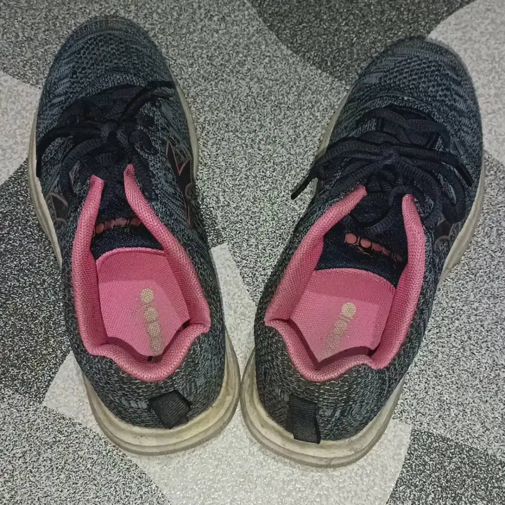 Sepatu wanita sepatu olahraga running shoes Diadora