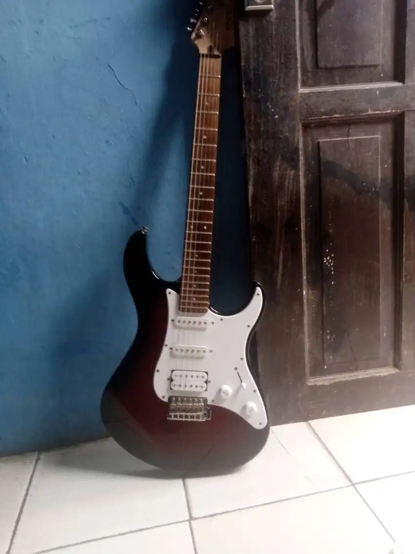 GUITAR ELEKTRIK MURAH !!! YAMAHA PACIFICA J112 + Efect NUX MG 300