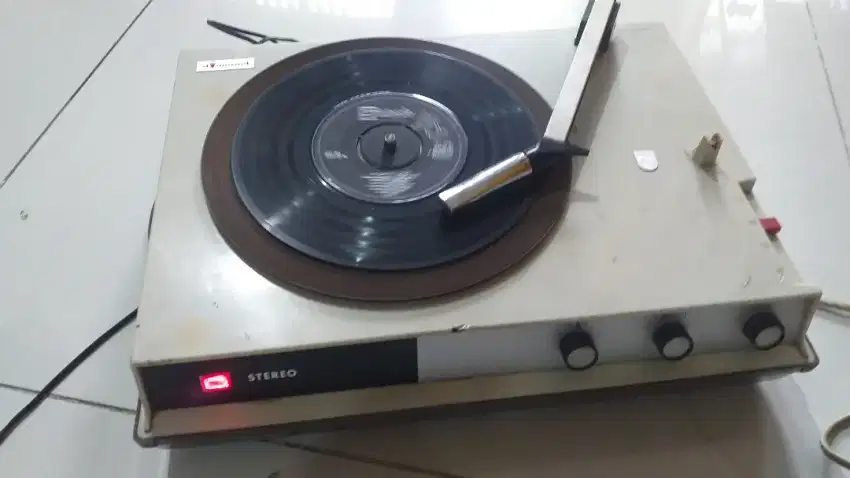 Turntable player piringan hitam. Jadul.normal