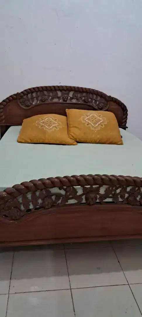 Tempat tidur jati bekas