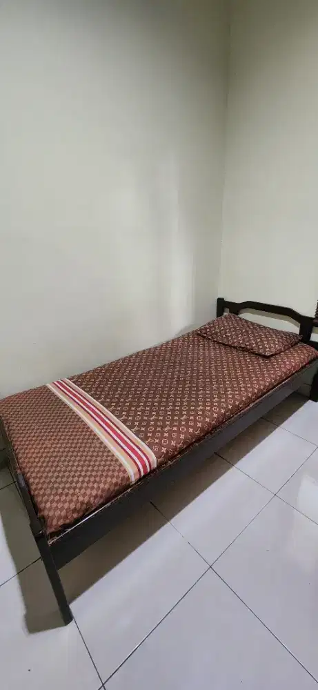 Ranjang jadul bahan kayu + kasur + sprei