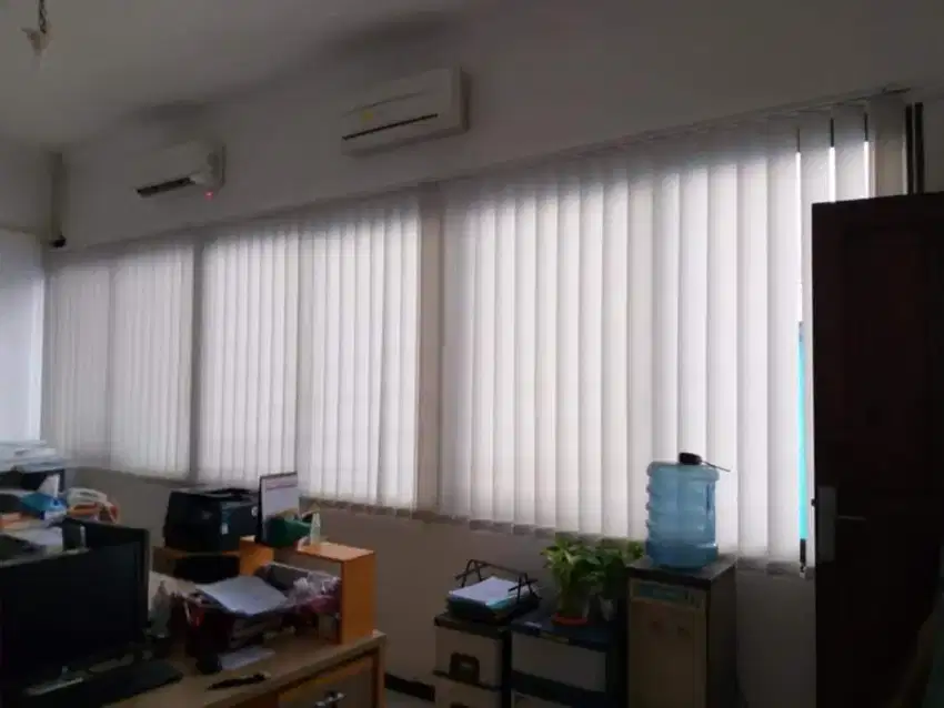 Hordeng jendela vertical blind, hordeng kantor dan gedung