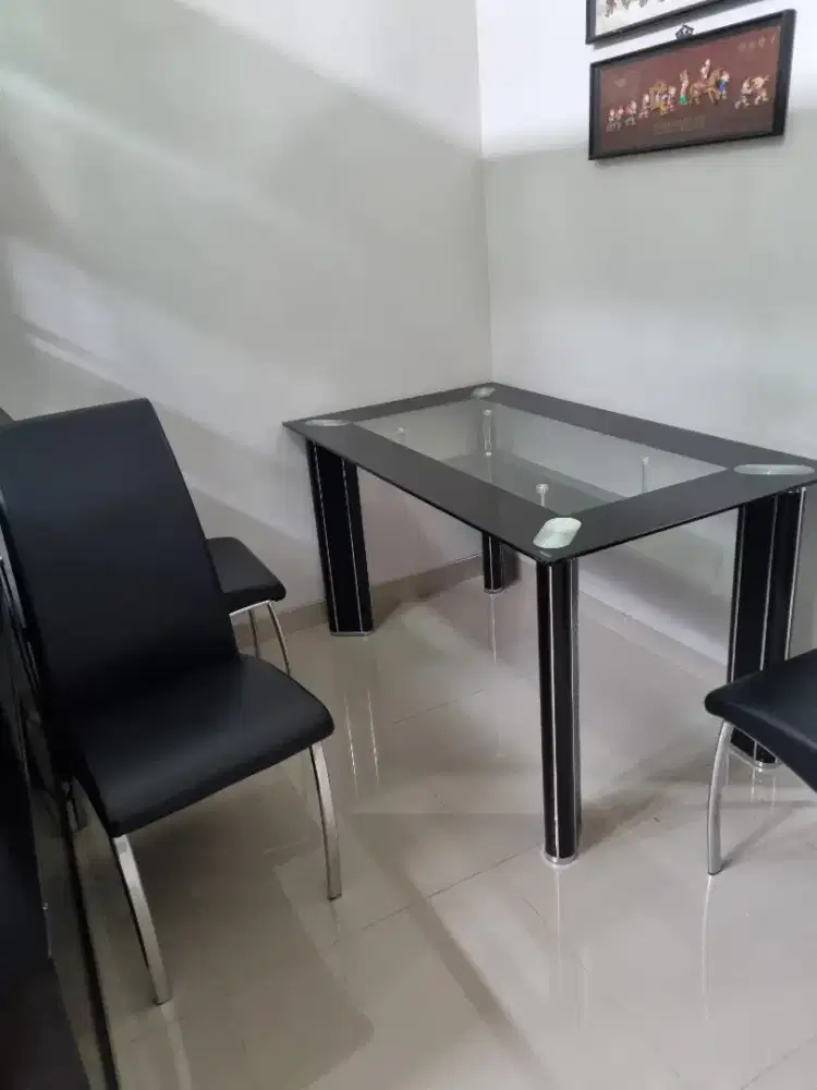 Meja Makan Kaca Minimalis