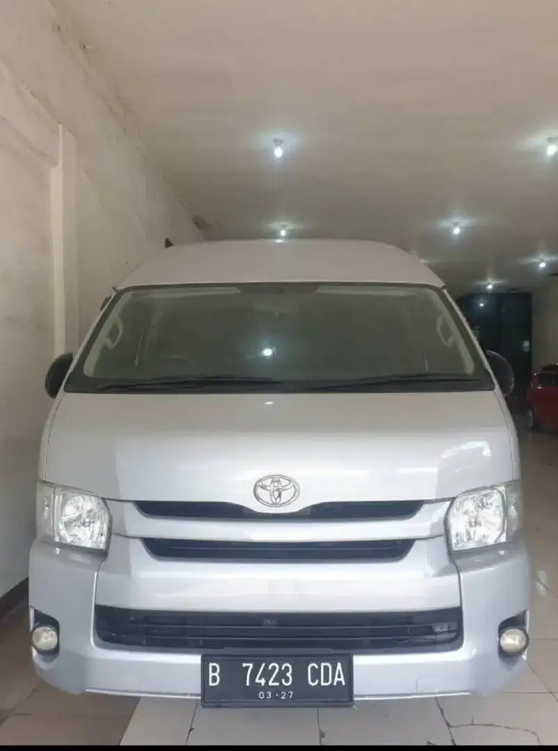 Toyota Hiace High Grade Commuter 2021