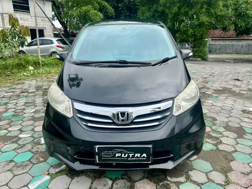 Dp 2jt. HONDA FREED 2013 MATIC