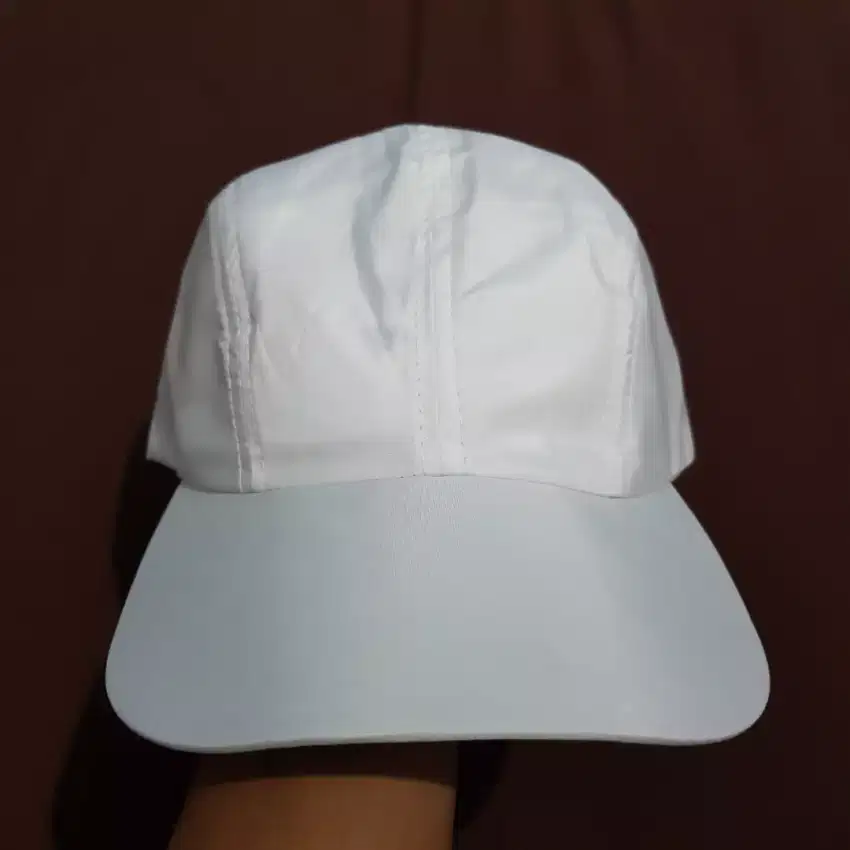 Topi olahraga topi putih kondisi baru topi polos tanpa merek