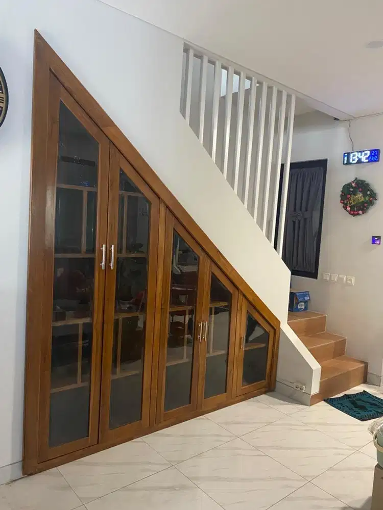 Lemari rak bawah tangga