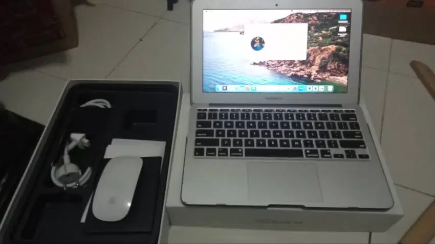 Dijual Macbook Air 11 Early 2015 Beserta Magic Mouse II - Lengkap Dos