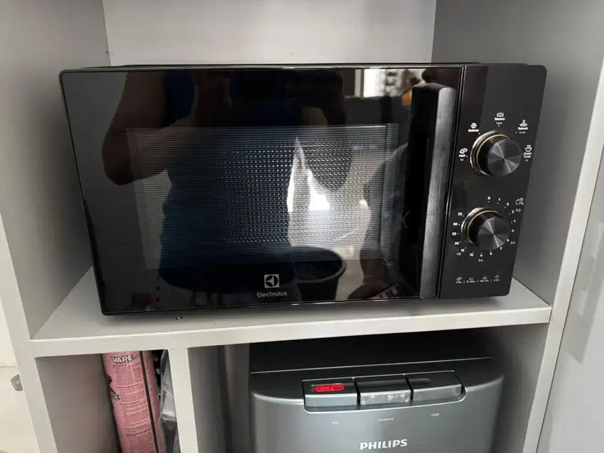 ELECTROLUX Microwave Model EMM20K22B Size 20 L