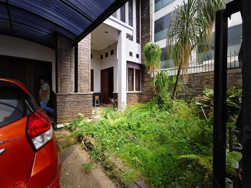 Dijual Rumah Lokasi strategis, di Jalan Sutami