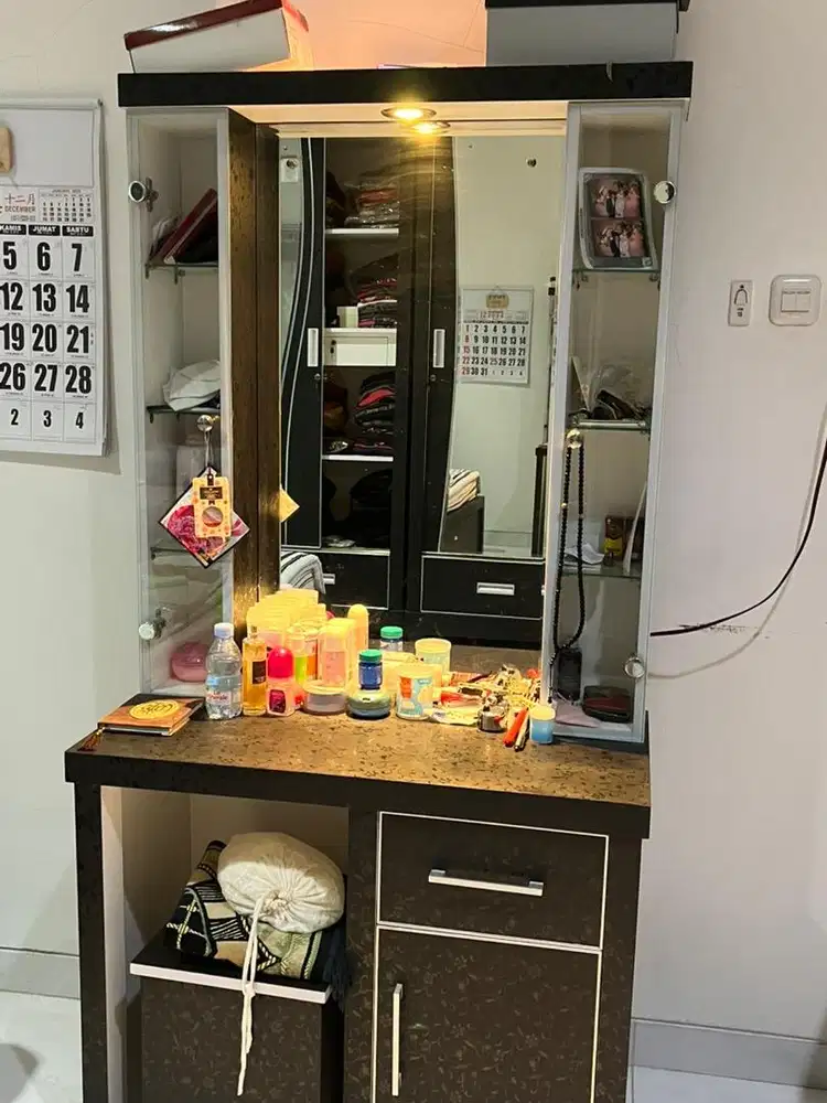 Meja rias kondisi bagus