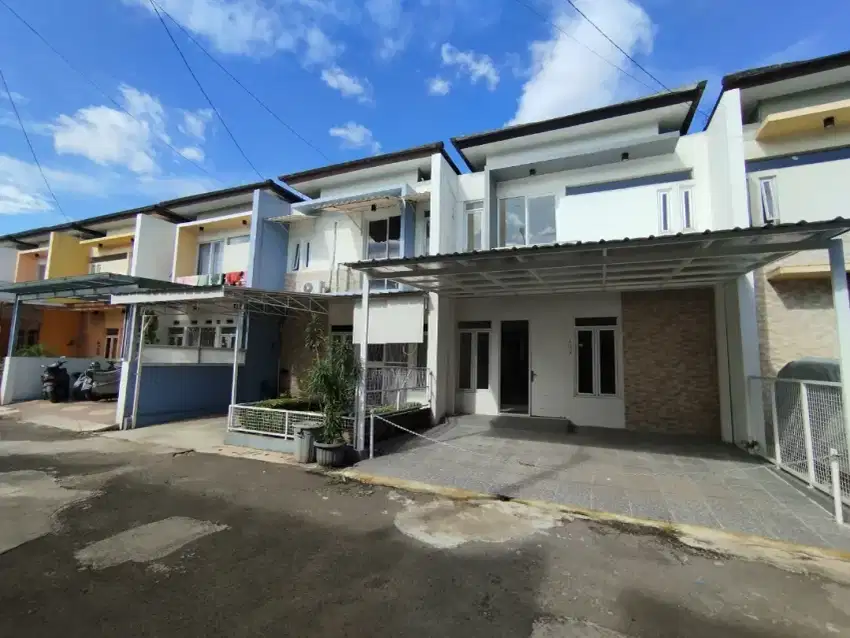 Rumah dijual cepat di perumahan berada di jalan utama di lalui angkot