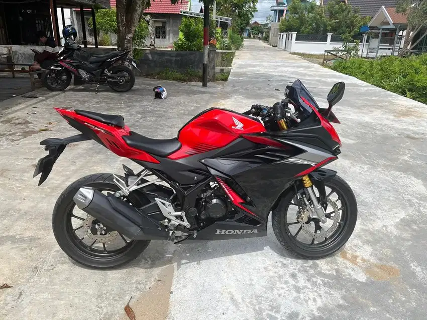 Dijual motor honda cbr 150r keluaran tahun 2021 akhir