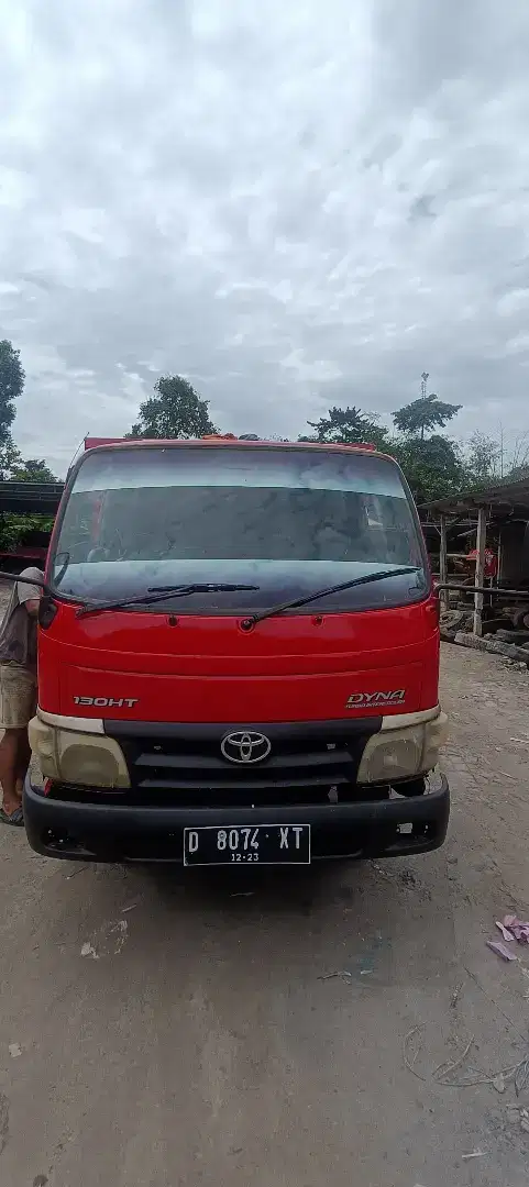 Toyota Dyna dumb truk