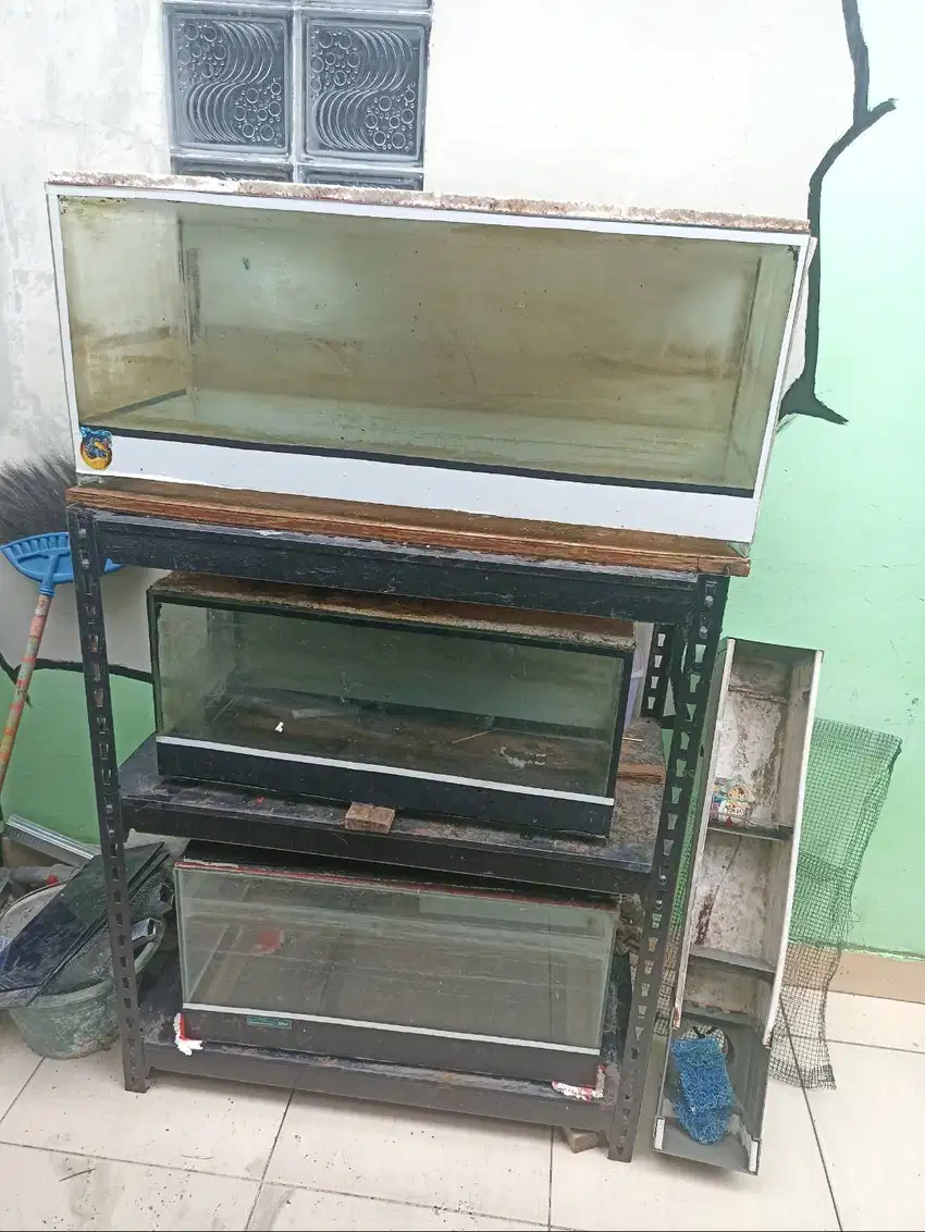 Edisi udah ga kepake jual aja aquarium plus rak2nya.