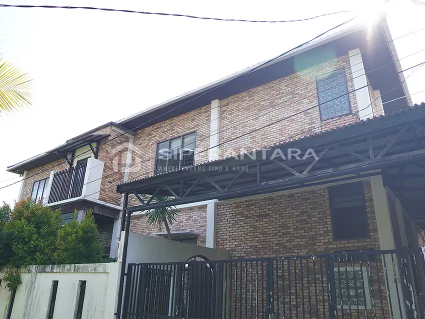 TURUN HARGA   Rumah 2 lantai Nyaman Lokasi Strategis