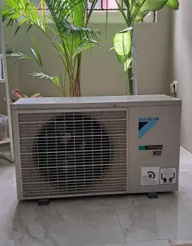 Outdoor ac daikin 1/2 pk inverter istimewa