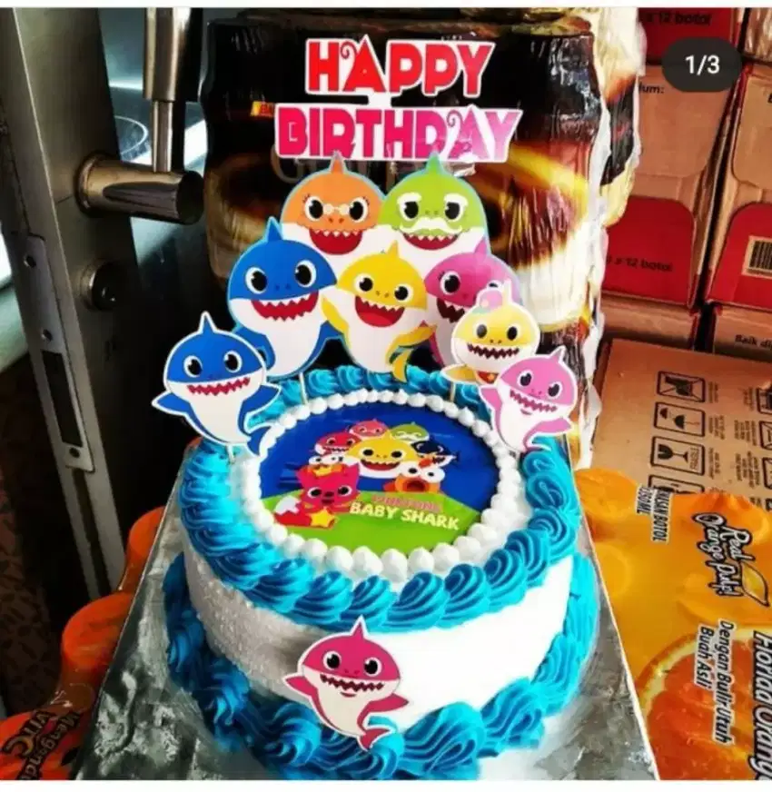 Kue ulang tahun baby shark warna-warni
