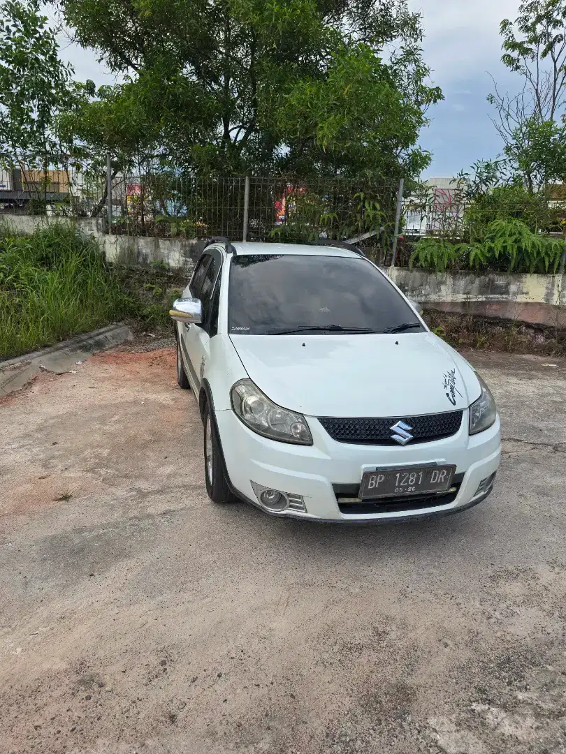 Suzuki sx4 xover - putih. Harga murah