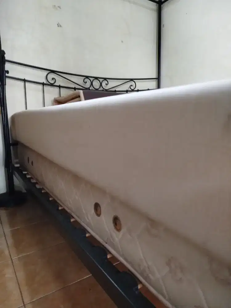Di jual tempat tidur  besi dan kasur nyq