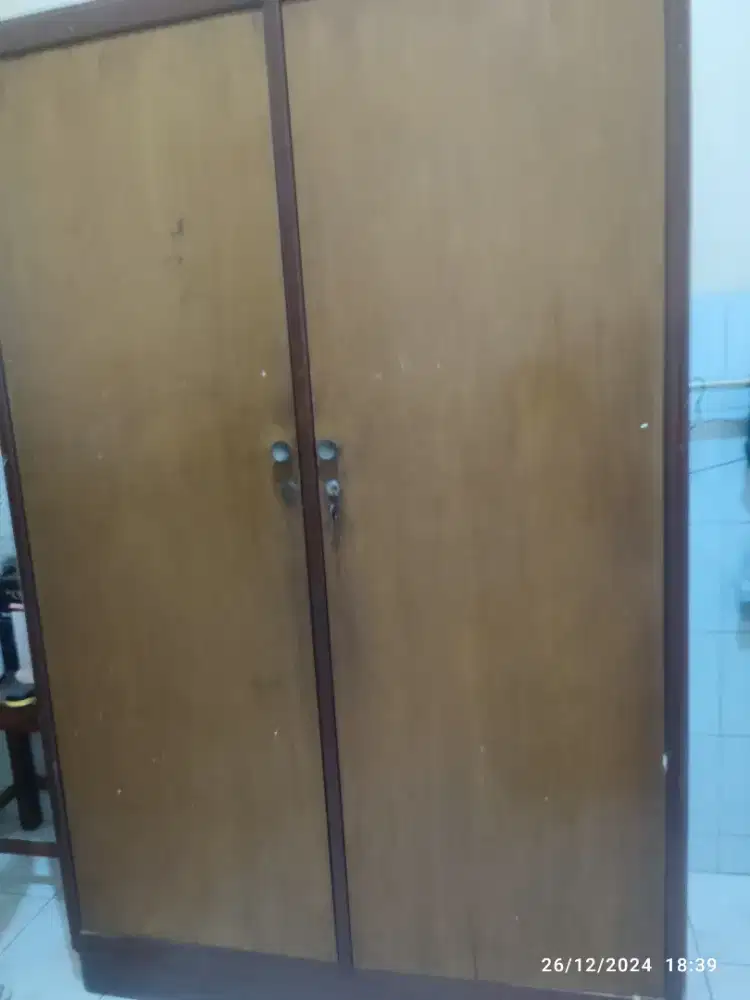 Dijual cepat lemari pakaian kayu jati polos. Antik. Jarang yang punya.