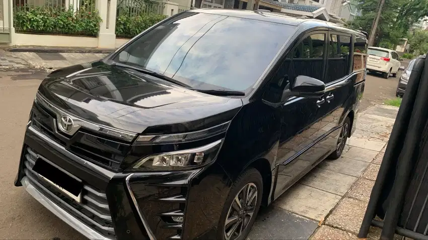 Toyota Voxy 2.0 Bensin-AT 2018 Hitam Kondisi Istimewa