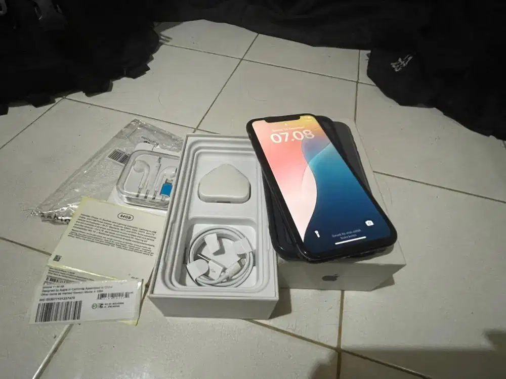 Iphone 11 64gb lengkap