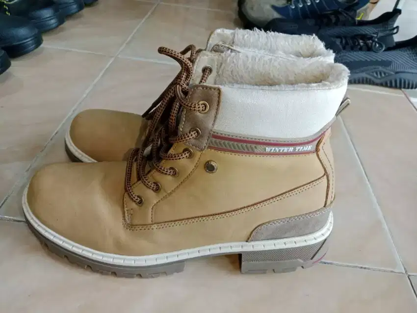 Sepatu boots warna coklat