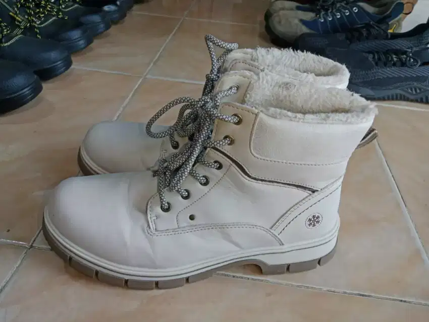 Sepatu boots warna putih