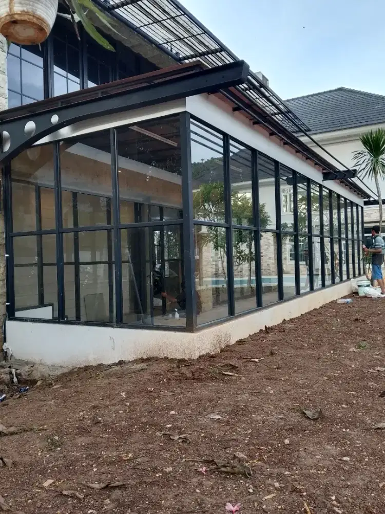 Partisi kaca dan pintu