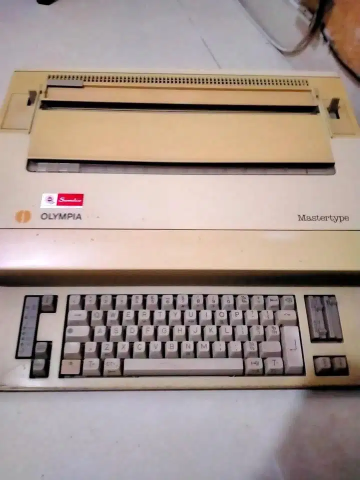 Mesin Tik Otomatis Kuno Olympia Mastertype