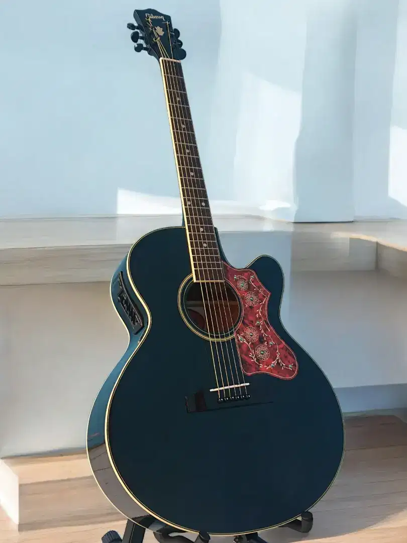 Gitar akustik elektrik gibson J200