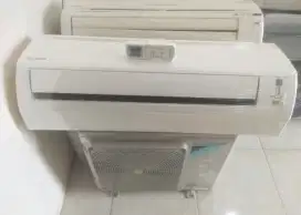 AC 1pk DAIKIN preon R32 pemakaian 1tahunan dari baru .