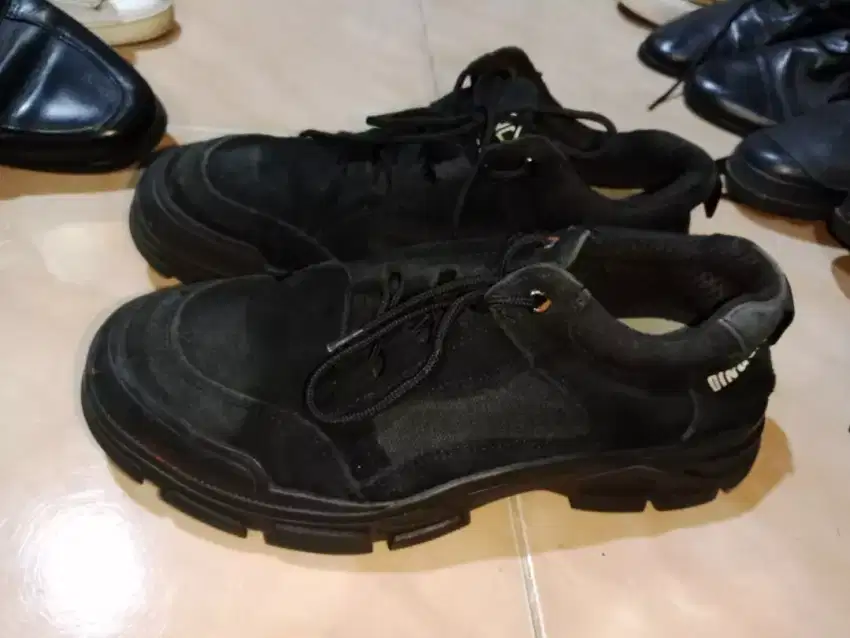 Sepatu safety hitam