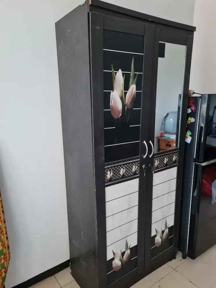 Lemari second kondisi layak pakai