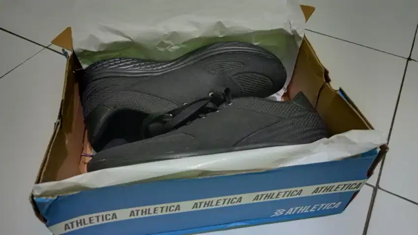 Sepatu Athletica ukuran 40