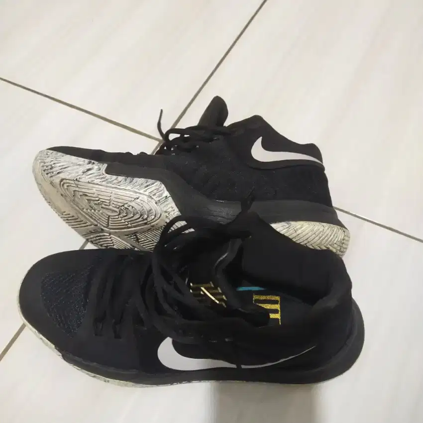 SNEAKERS Nike kyrie original size 40 barcode tembus