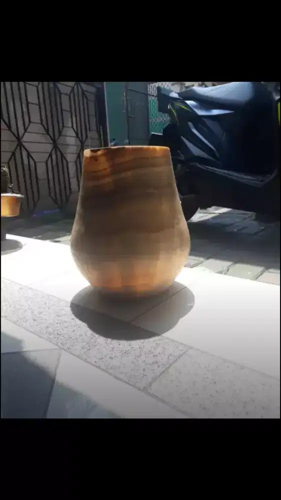 Antik vintage guci batu alam besar dan berat tembus cahaya