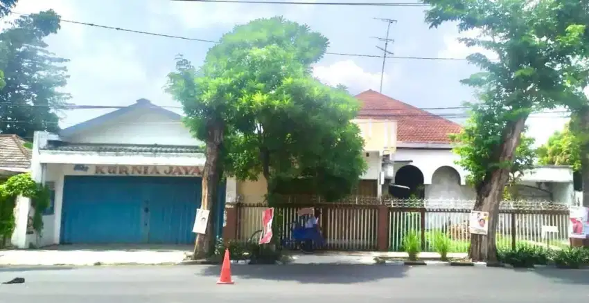 Rumah ruas jalan utama ada toko dan rumah burung serta 2 gudang