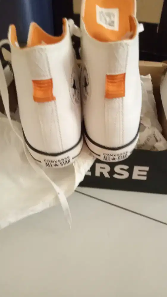 Sepatu Converse putih