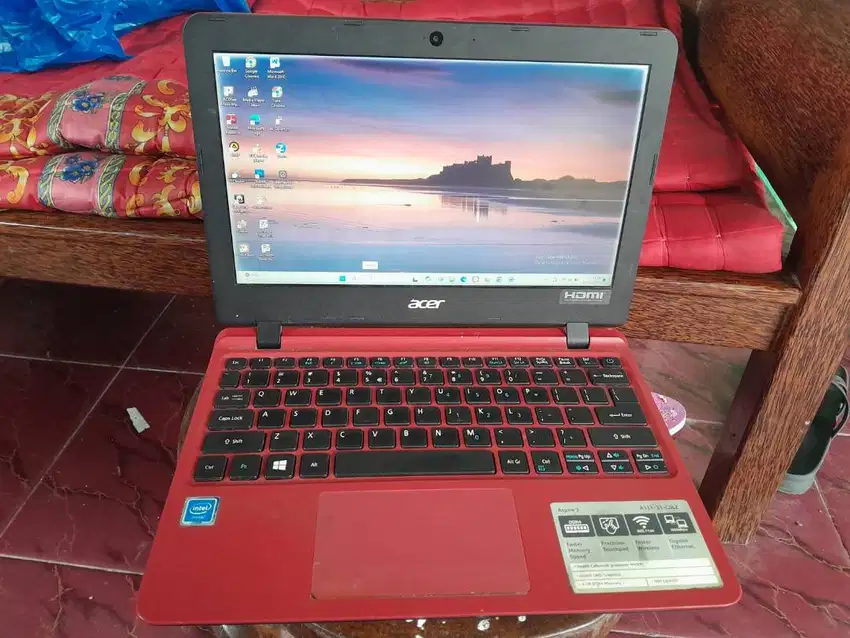 Notebook acer warna merah