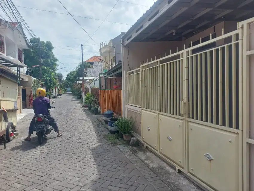 DISEWAKAN rumah di Pakis Tirtosari Surabaya tanpa perantara