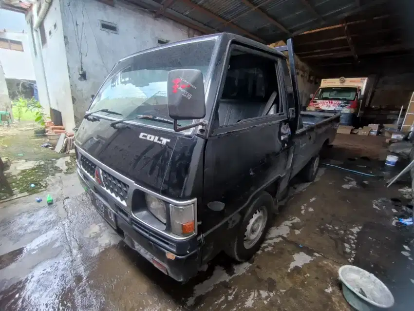 Mitsubishi L300 2.5 Hitam